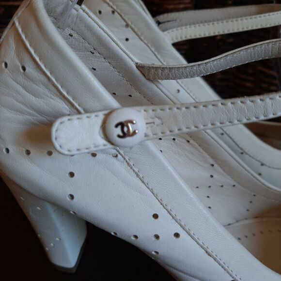 CHANEL Peep Toe Mary Jane Pumps 38 Cream Perforated Leather Heels Logo Old Money - Picture 2 of 15